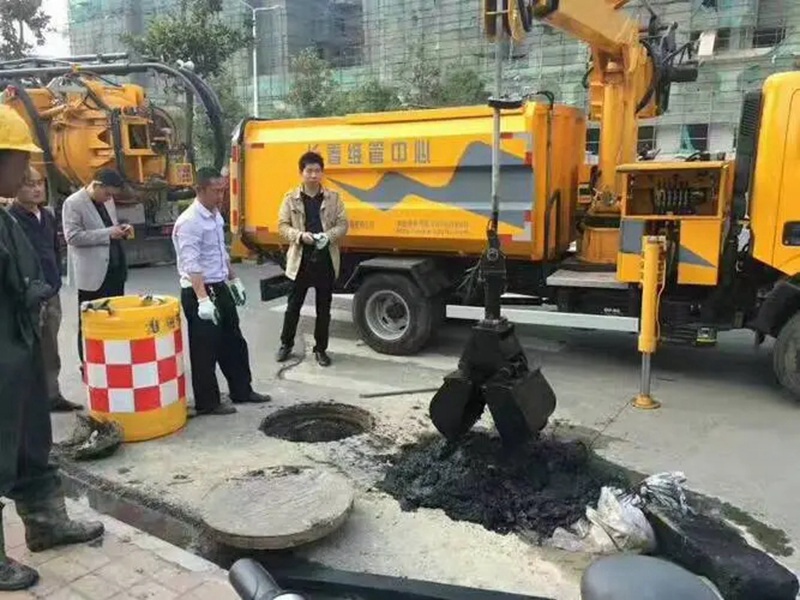 加格达奇街道：网格员化身“清道夫”，为民解忧疏通“堵心”化粪池