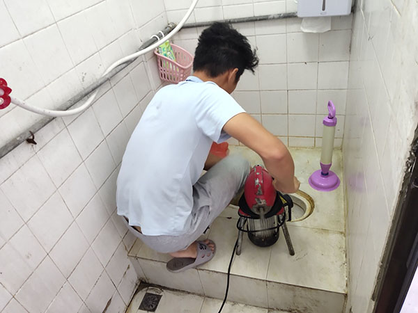 加格达奇肥皂掉到马桶里把马桶堵住了怎么办？马桶堵住了怎么办