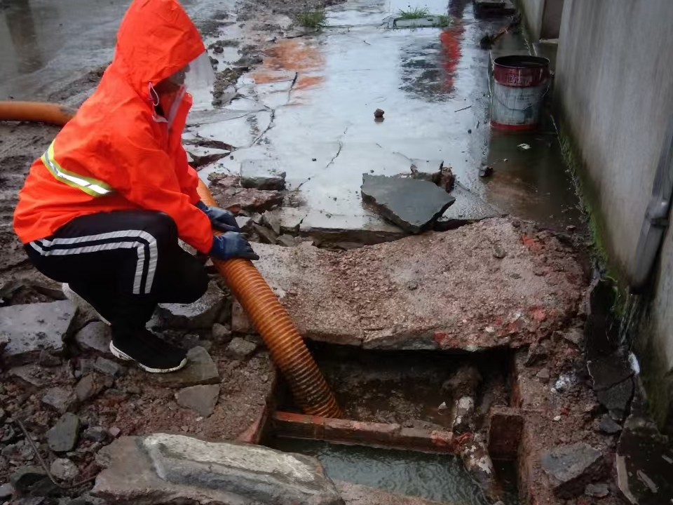 加格达奇专业清理污水池 炜誉市政以规范流程守护城市 “肠道”