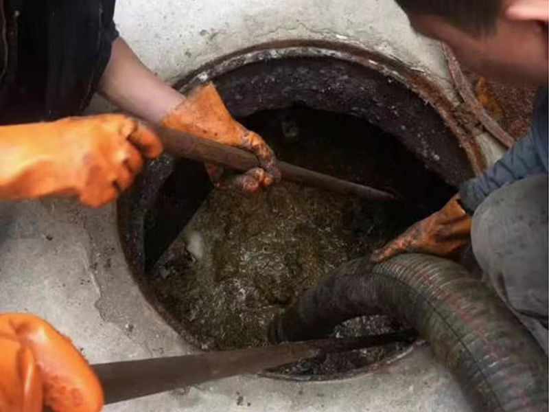 加格达奇清理化粪池时如何避免沼气的危害？